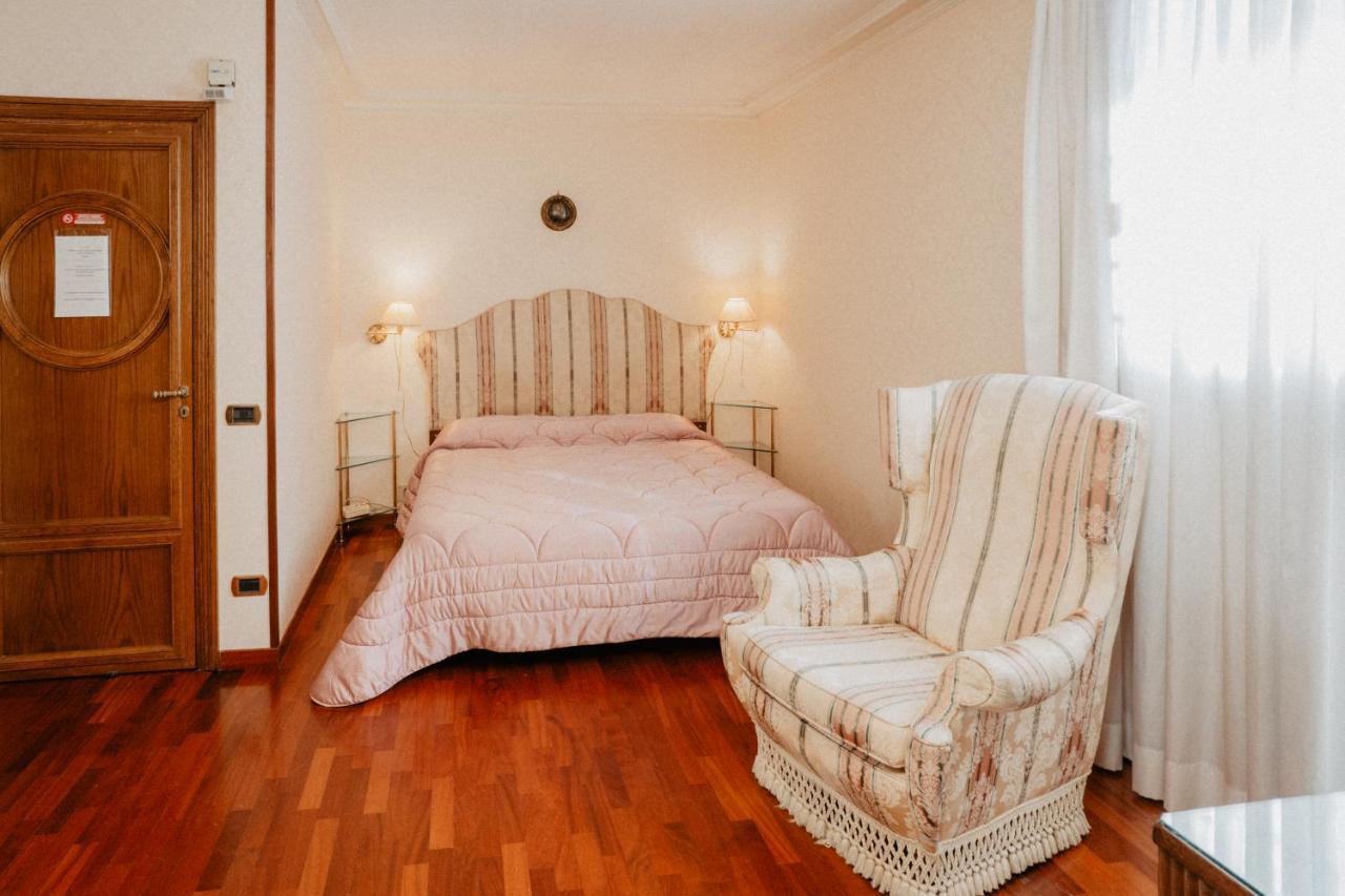 Villa Luigi XVI Taranto Bagian luar foto